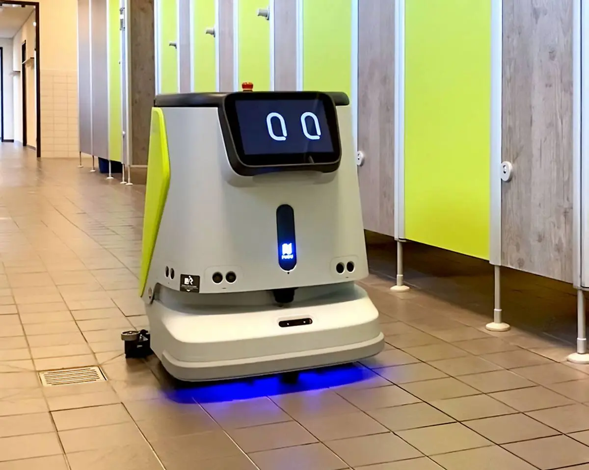 roboterly_pudu_cc1_schwimmbad